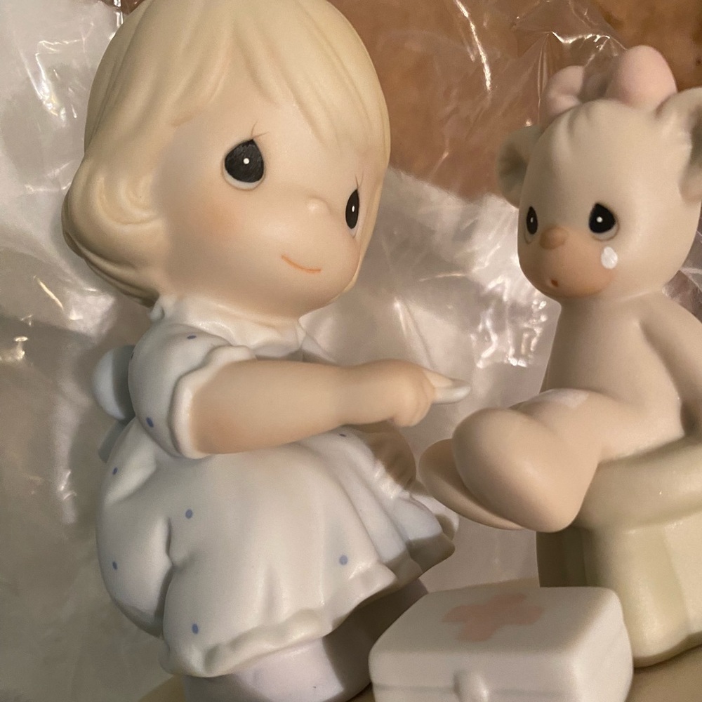 Precious moments caring figurine. Nurse. 1994 like new in box. - Picture 5 of 9